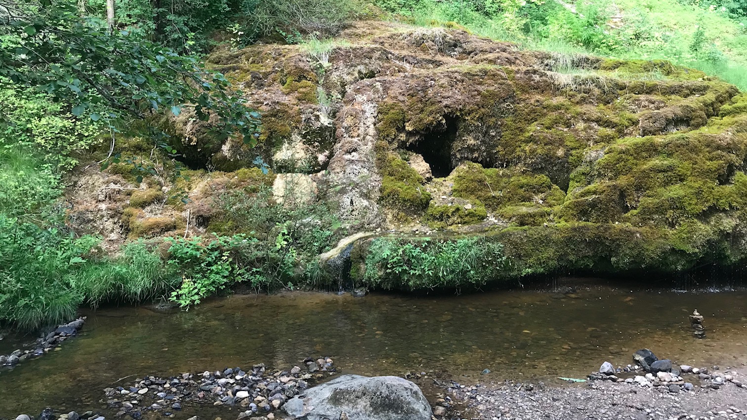 Ko apskatīt Raunā? Raunas staburags, pilsdrupas un citas skaistas vietas.