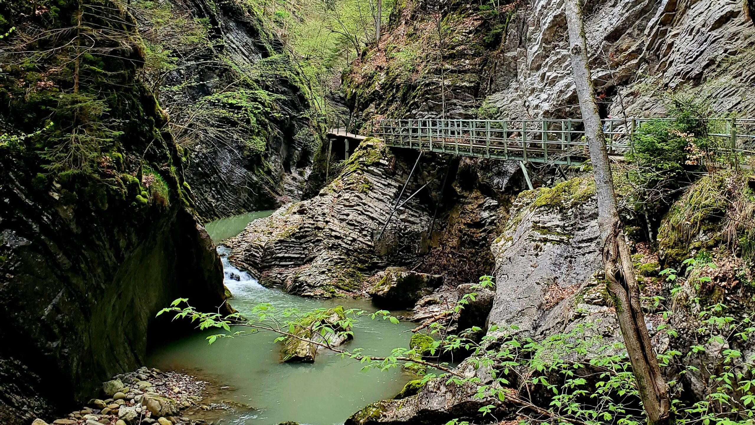 Dabas parks Šveicē ar akmeņiem un neparasti zilu ūdeni