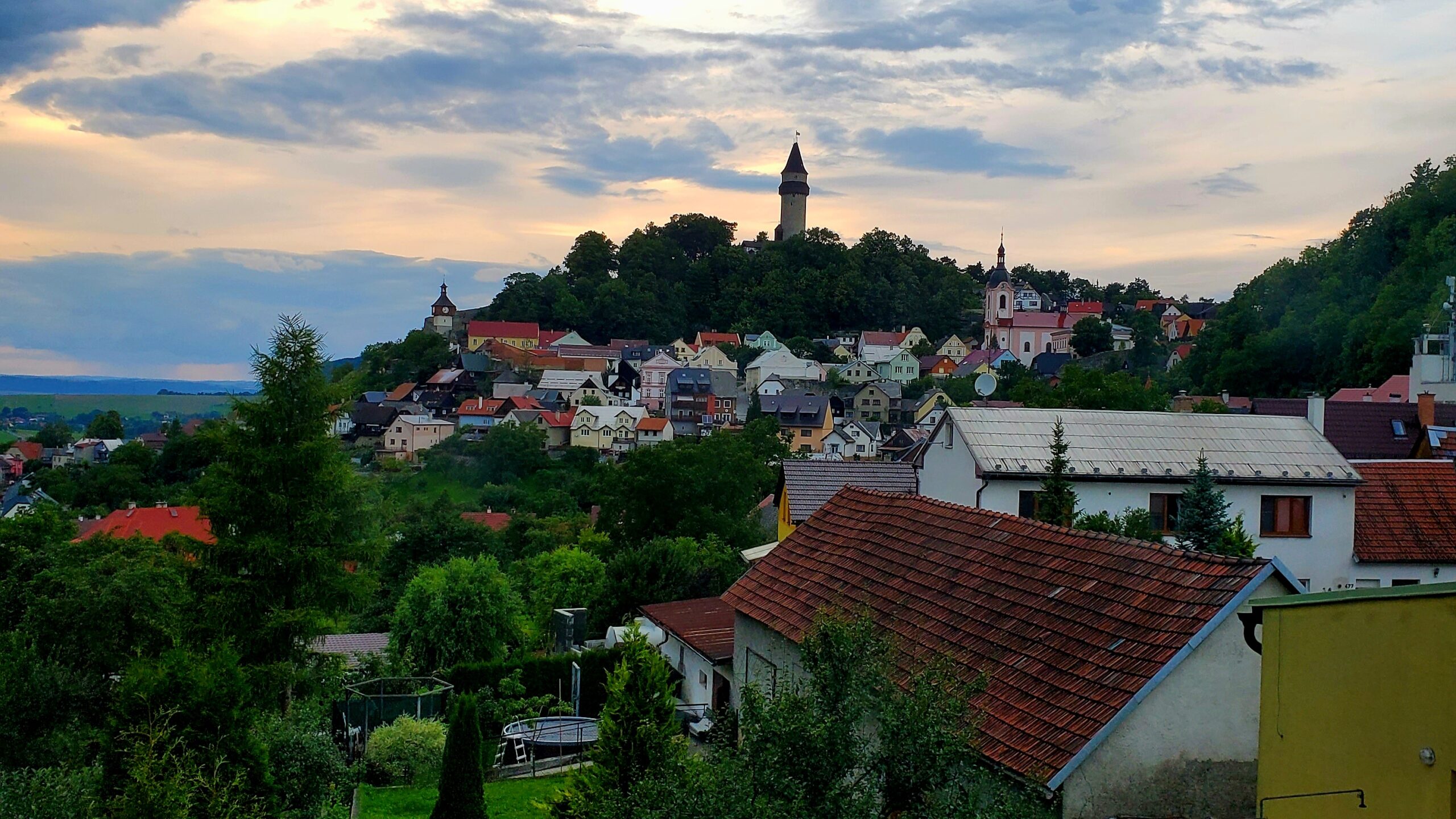 Kalnu pilsētiņa Čehijā - panorāmas skats uz jumtiem
