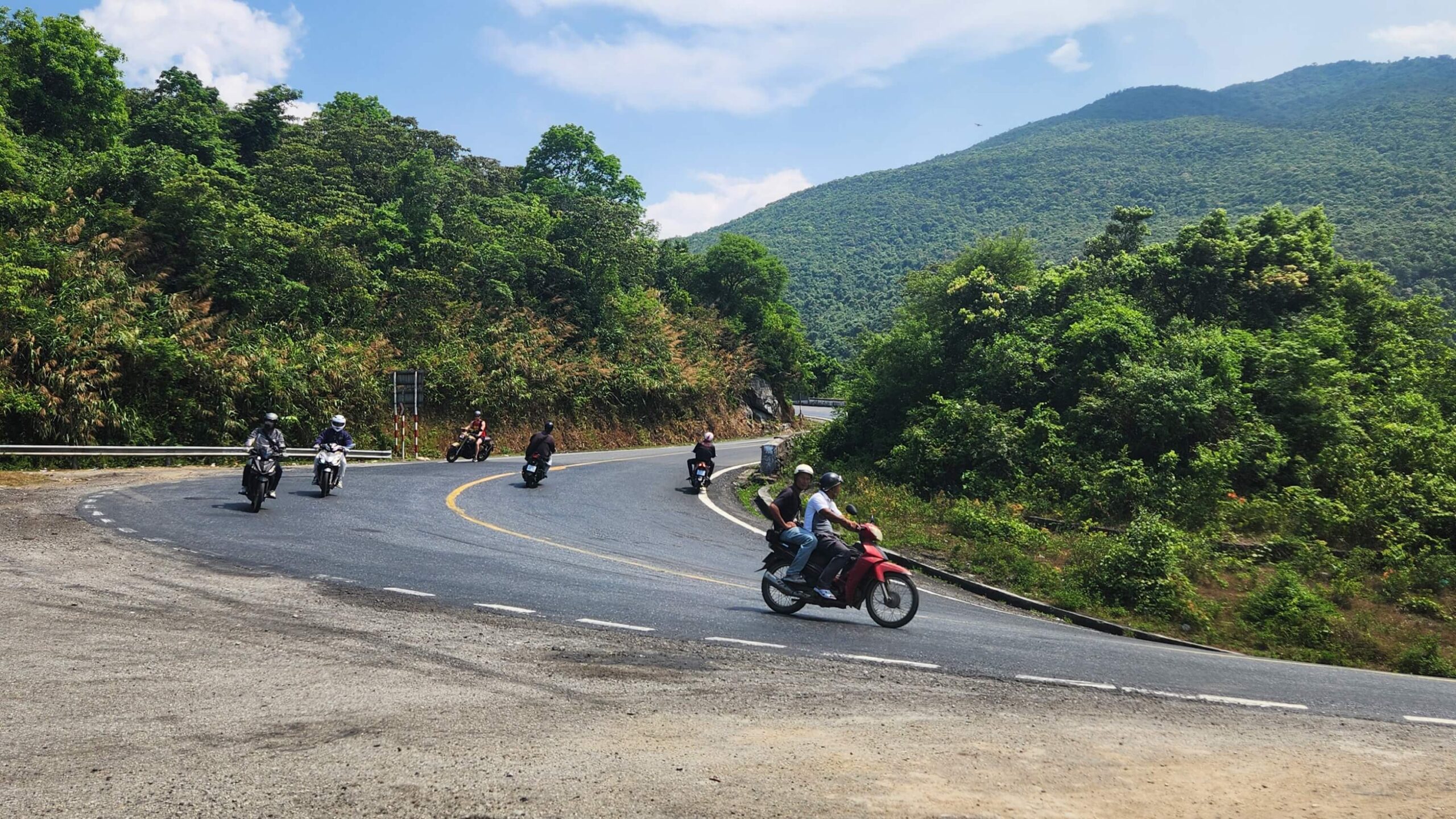 Motocikli brauc pa Hai Van pāreju / Motocycles riding in Hai Van pass