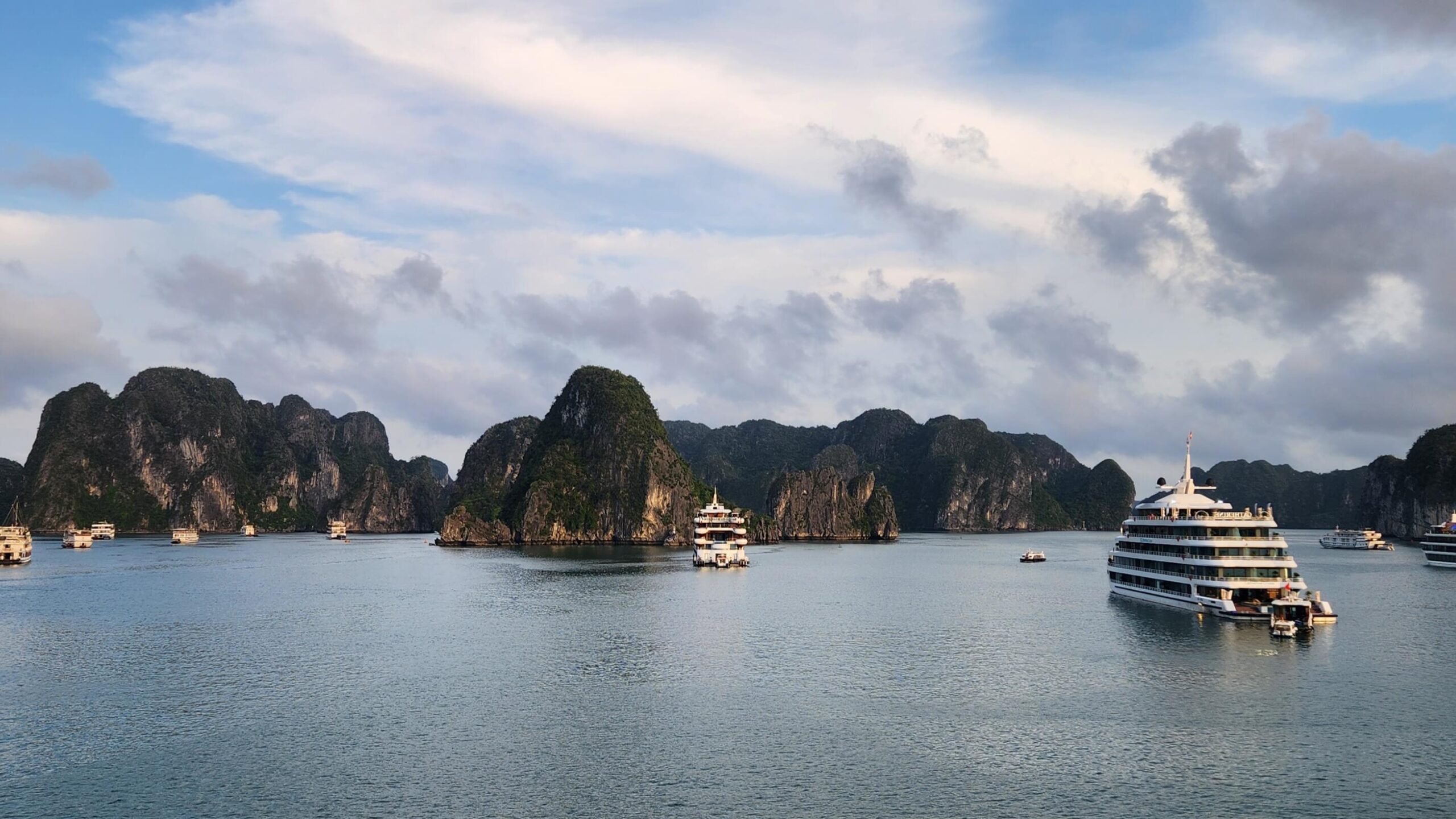 Ha Long līcis Vjetnamā / Ha Long bay in Vietnam